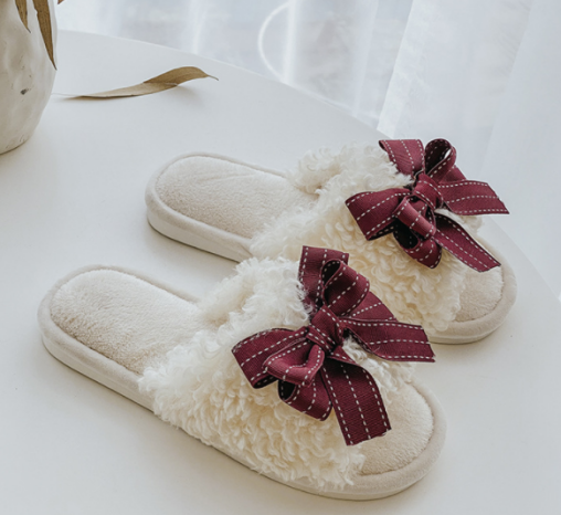 Skin -friendly plush slippers 
